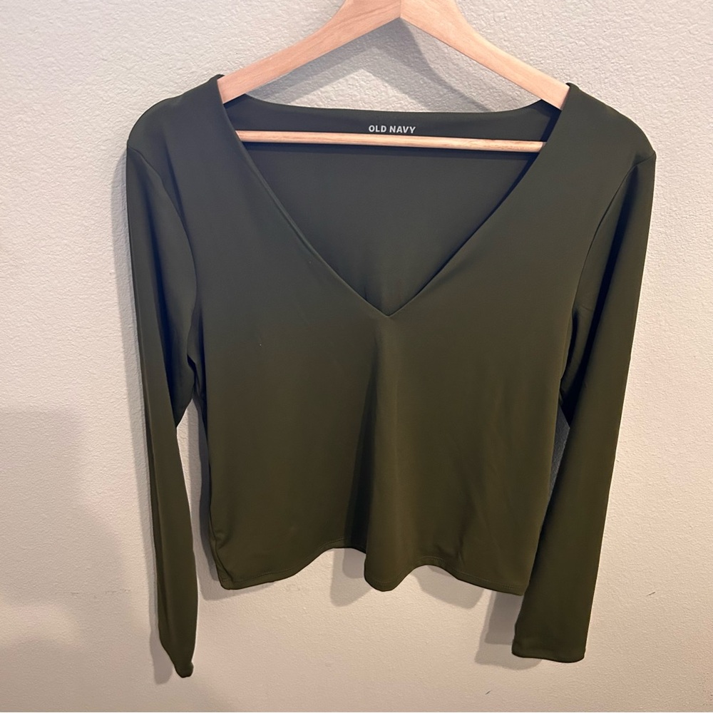 Old Navy long-sleeve v-neck basic‎ top in an olive green color Size L